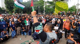 Sejumlah saat menggelar aksi solidaritas untuk Palestina di depan Kantor Kedutaan Besar Amerika Serikat, Jakarta, Jumat (19/4/2024). [Suara.com/Alfian Winanto]