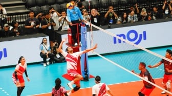 Aksi sejumlah selebriti saat tampil dalam laga bola voli Fun Volley Ball Red Phoenix vs Pink Dragon di Indonesian Arena, Jakarta, Sabtu (20/4/2024). [Suara.com/Alfian Winanto]