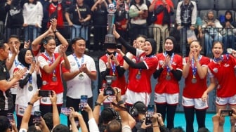 Para pemain Indonesia All Stars mengangkat trofi usai pertandingan Fun Volleyballl 2024 melawan Red Sparks di Indonesia Arena, Jakarta, Sabtu (20/4/2024). [Suara.com/Alfian Winanto]