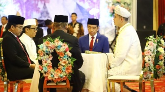 Presiden Joko Widodo dan Yanda Zaihifni Ishak menjadi saksi pada pernikahan dalam suasana hikmat, Jakarta, Sabtu (20/4/2024). (Dok: Kemnaker)