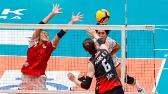 Pemain Voli Indonesia All Stars mencoba menghalau serangan dari pemain Red Sparks dalam pertandingan Fun Volleyballl 2024 di Indonesia Arena, Jakarta, Sabtu (20/4/2024). [Suara.com/Alfian Winanto]