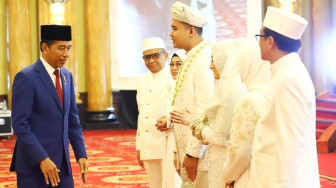 Presiden Joko Widodo memberikan selamat kepada pengantin, Akmal Farhansyah Razzak dan Nur Alaya Yusuf, Jakarta, Sabtu (20/4/2024). (Dok: Kemnaker)