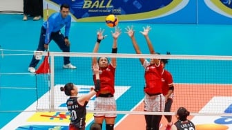 Pemain Voli Indonesia All Stars mencoba menghalau serangan dari pemain Red Sparks dalam pertandingan Fun Volleyballl 2024 di Indonesia Arena, Jakarta, Sabtu (20/4/2024). [Suara.com/Alfian Winanto]