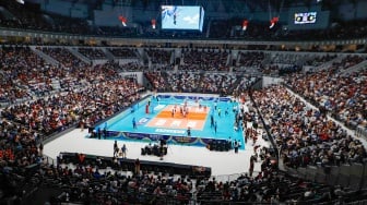 Pemain Voli Indonesia All Stars mencoba menghalau serangan dari pemain Red Sparks dalam pertandingan Fun Volleyballl 2024 di Indonesia Arena, Jakarta, Sabtu (20/4/2024). [Suara.com/Alfian Winanto]