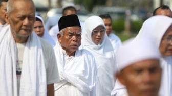 Calon jamaah haji melaksanakan manasik haji di Asrama Haji Pondok Gede, Jakarta, Sabtu (20/4/2024). [Suara.com/Alfian Winanto]