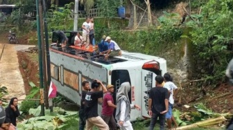 Diduga Rem Blong, Bus Bawa Rombongan Wisatawan Terguling Tabrak Tebing di Bantul