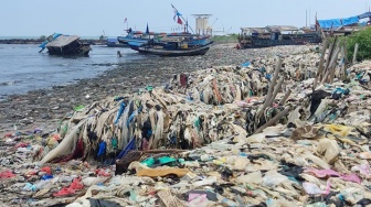 Masih Ingat Pantai Teluk Pandeglang yang Dibersihkan Pandawara, Kini Dipenuhi Sampah Lagi