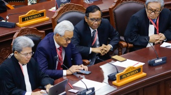 Pasangan Capres-Cawapres nomor urut tiga, Ganjar Pranowo (kiri) dan Mahfud MD (kanan) saat mengikuti sidang putusan Perselisihan Hasil Pemilu Umum (PHPU) di Gedung Mahkamah Konstitusi, Jakarta, Senin (22/4/2024). [Suara.com/Alfian Winanto]