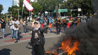 Massa yang tergabung dalam 'Forum Bersama (Forbes) 01 dan 03' melakukan aksi demonstrasi di kawasan Patung Kuda, Jakarta, Senin (22/4/2024). [Suara.com/Alfian Winanto]