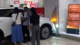 Viral! Bocil Main di Mobil Display Berujung Tabrak Toko, Warganet: Namanya Juga Anak-anak