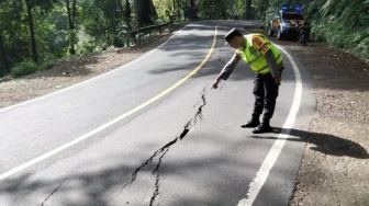 Ngeri! Jalan di Gumitir Retak, Jalur Jember-Banyuwangi Berpotensi Terputus