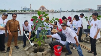 Peringati Hari Bumi, Projo Sulsel Tanam Pohon di Center Point of Indonesia