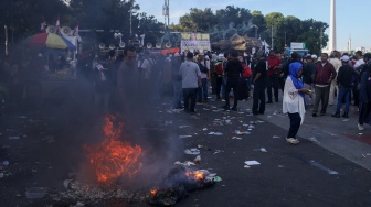 Massa yang tergabung dalam 'Forum Bersama (Forbes) 01 dan 03' melakukan aksi demonstrasi di kawasan Patung Kuda, Jakarta, Senin (22/4/2024). [Suara.com/Alfian Winanto]