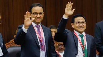 Pasangan Capres-Cawapres nomor urut satu, Anies Baswedan (kiri) dan Muhaimin Iskandar (kanan) saat hadir untuk mengikuti sidang putusan Perselisihan Hasil Pemilu Umum (PHPU) di Gedung Mahkamah Konstitusi, Jakarta, Senin (22/4/2024). [Suara.com/Alfian Winanto]
