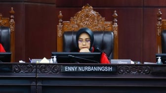 Hakim Mahkamah Konstitusi, Enny Nurbaningsih membacakan Dissenting Opinion saat sidang putusan Perselisihan Hasil Pemilu Umum (PHPU) di Gedung Mahkamah Konstitusi, Jakarta, Senin (22/4/2024). [Suara.com/Alfian Winanto]