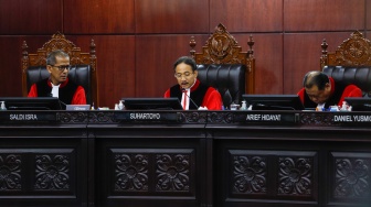 Suasana jalannya sidang putusan Perselisihan Hasil Pemilu Umum (PHPU) di Gedung Mahkamah Konstitusi, Jakarta, Senin (22/4/2024). [Suara.com/Alfian Winanto]