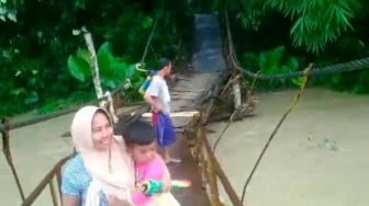 Tolong Bupati Pandeglang Irna Narulita, Warga Cikeusik Minta Bangun Jembatan Penghubung yang Rusak Parah