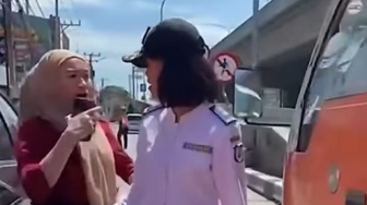 Mobilnya Digembok karena Melanggar, Perempuan di Makassar Ngamuk ke Petugas Dishub!