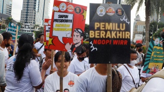 Massa relawan saat menggelar Aksi Jaga Damai Indonesia di Kawasan Patung Kuda, Jakarta, Selasa (23/4/2024). [Suara.com/Alfian Winanto]
