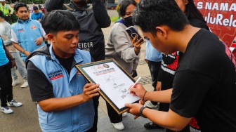 Tiga kelompok relawan dari ketiga paslon capres-cawapres menandatangani Petisi Jaga Damai Indonesia di Kawasan Patung Kuda, Jakarta, Selasa (23/4/2024). [Suara.com/Alfian Winanto]