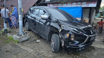Xpander Hantam Toko hingga Robohkan Pengaman Tiang Traffic Light di Padang, Sopir Diduga Mabuk