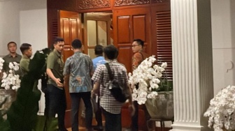 Datang ke Rumah Prabowo, Gibran Masuk Lewat Pintu Sebelah Sambil Nenteng Koper