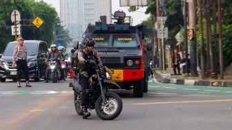 Sejumlah personel Brimob melakukan penjagaan di Gedung Komisi Pemilihan Umum (KPU) RI, Jakarta, Rabu (24/4/2024). [Suara.com/Alfian Winanto]