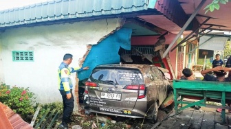 Brak! Mobil Ringsek Tabrak Rumah di Mandailing Natal, Pemilik Rumah Alami Luka