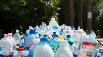 Sampah Botol Aqua Jadi Pencemar Sungai Terbesar, Berubah Jadi Mikroplastik dan Ditemukan di Buah Zakar!