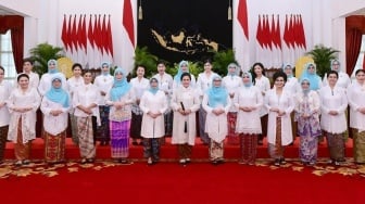 Halal Bihalal dengan Istri Menteri, Iriana Jokowi Pakai Sandal Chanel Belasan Juta: Kembaran Sama Menantu Selvi Ananda!
