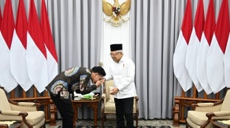 Wakil Presiden terpilih Gibran Rakabuming Raka (kiri) mencium tangan Wapres Ma’ruf Amin (kanan) di kediaman Wapres, Jakarta, Rabu (24/4/2024). [ANTARA FOTO/HO/Setwapres-Kevin/IES/wpa]