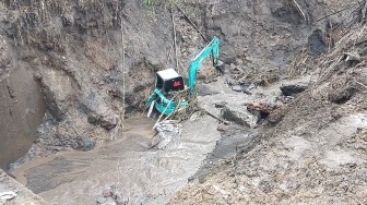 Operator Excavator Tewas di Kelok Hantu Tanah Datar, Terseret Arus Sungai Saat Keruk Material Lahar Dingin Gunung Marapi