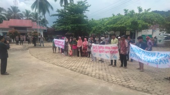 Warga Demo Camat Koto XI Tarusan Pesisir Selatan, Bantuan Bencana hingga Pelantikan Wali Nagari Disorot