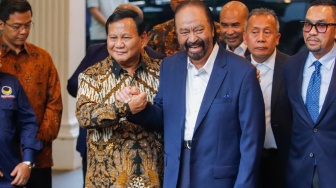 Presiden Terpilih Periode 2024-2029, Prabowo Subianto (kiri) berjabat tangan dengan Ketua Umum Partai NasDem, Surya Paloh (kanan) usai menggelar pertemuan di Kertanegara, Jakarta, Kamis (25/4/2024). [Suara.com/Alfian Winanto]