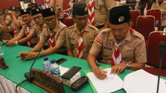 Penandatanganan surat pernyataan sikap Kwarnas Pramuka saat Rakernas 2024 di Wiladatika, Cibubur, Jakarta, Kamis (25/4/2024). [Suara.com/Alfian Winanto]