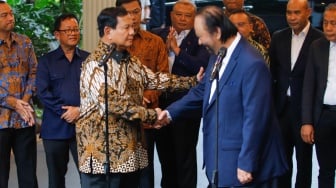 Presiden Terpilih Periode 2024-2029, Prabowo Subianto (kiri) bersalaman dengan Ketua Umum Partai NasDem, Surya Paloh (kanan) usai menggelar pertemuan di Kertanegara, Jakarta, Kamis (25/4/2024). [Suara.com/Alfian Winanto]