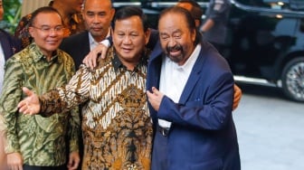 Presiden Terpilih Periode 2024-2029, Prabowo Subianto (kiri) berpelukan dengan Ketua Umum Partai NasDem, Surya Paloh (kanan) usai menggelar pertemuan di Kertanegara, Jakarta, Kamis (25/4/2024). [Suara.com/Alfian Winanto]