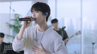 Manjakan Telinga, Doyoung Unjuk Vokal Merdu di Live Clip Lagu Little Light