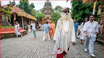 Motivator Asal India Sadhguru Jalan-jalan di Ubud, Wisatawan Beri Salam Panganjali