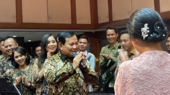 Momen Prabowo Tatap dan Sapa Titiek Soeharto di Acara Ultah Istri Wismoyo