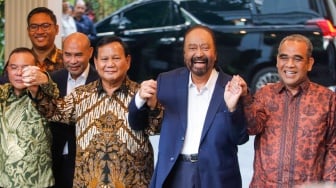 Presiden Terpilih Periode 2024-2029, Prabowo Subianto (kedua kiri) bersama dengan Ketua Umum Partai NasDem, Surya Paloh (kedua kanan) usai menggelar pertemuan di Kertanegara, Jakarta, Kamis (25/4/2024). [Suara.com/Alfian Winanto]