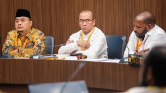 Ketua Komisi Pemilihan Umum (KPU) Hasyim Asy’ari (tengah) saat mengikuti sidang pemeriksaan dugaan pelanggaran Kode Etik Penyelenggara Pemilu (KEPP) dengan pihak pengadu Nus Wakerkwa di Gedung Dewan Kehormatan Penyelenggara Pemilihan Umum (DKPP), Jakarta, Jumat (26/4/2024). [Suara.com/Alfian Winanto]