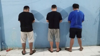 Gudang Miras Diduga Oplosan di Medan Digerebek TNI dan Bea Cukai, 3 Orang Diamankan-Sita Ribuan Botol