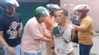 Sempat Dihalangi Warga, Polisi Akhirnya Bekuk Pengedar Sabu di Kampung Dalam