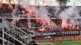 Persebaya Tutup Liga 1 Dengan Kemenangan, Bonek Mania Pesta Flare