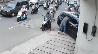 Tak Jauh dari Polres Jakbar, Dua Pria Terekam CCTV Lakukan Pencurian Modus Pecah Kaca