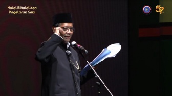 Mahfud MD Baca Puisi 'Titipan' di Acara Halal Bihalal IKA UII, Singgung Martabat Bangsa Indonesia