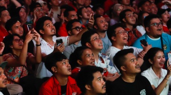 Warga dan Suporter Nonton Bareng (Nobar) pertandingan AFC Asian Cup U-23 antara Timnas Indonesia Melawan Uzbekistan di Stadion Gelora Bung Karno (SUGBK), Jakarta, Senin (29/4/2024). [Suara.com/Alfian Winanto]