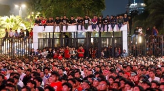 Warga dan Suporter Nonton Bareng (Nobar) pertandingan AFC Asian Cup U-23 antara Timnas Indonesia Melawan Uzbekistan di Stadion Gelora Bung Karno (SUGBK), Jakarta, Senin (29/4/2024). [Suara.com/Alfian Winanto]