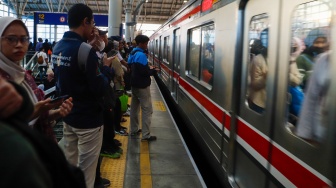 Penumpang menunggu kedatangan Commuterline di Stasiun Manggarai, Jakarta, Senin (29/4/2024). [Suara.com/Alfian Winanto]